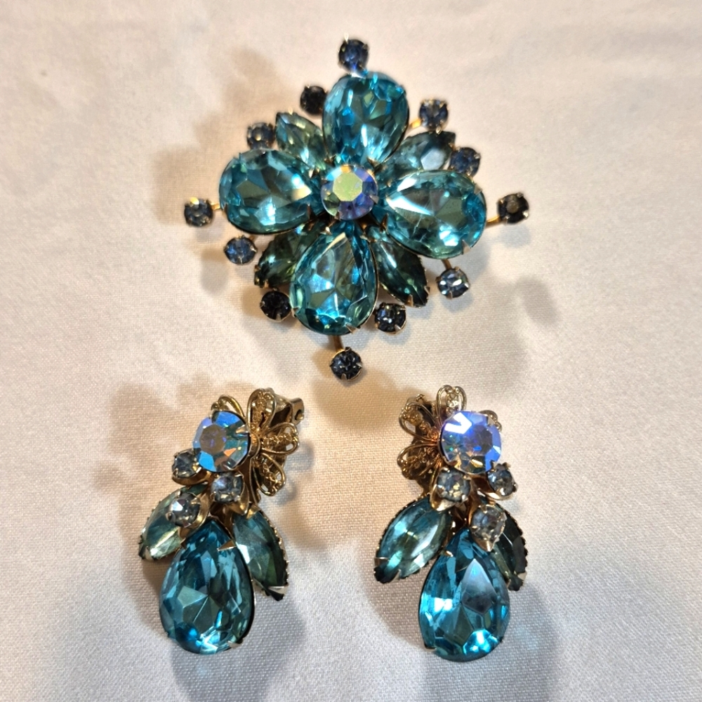 Cathe Brooch And Press On Earring Set